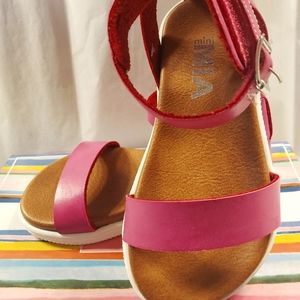 NWOB MIA MINI TODDLER ELLEN FUSCHIA SANDALS SZ 07